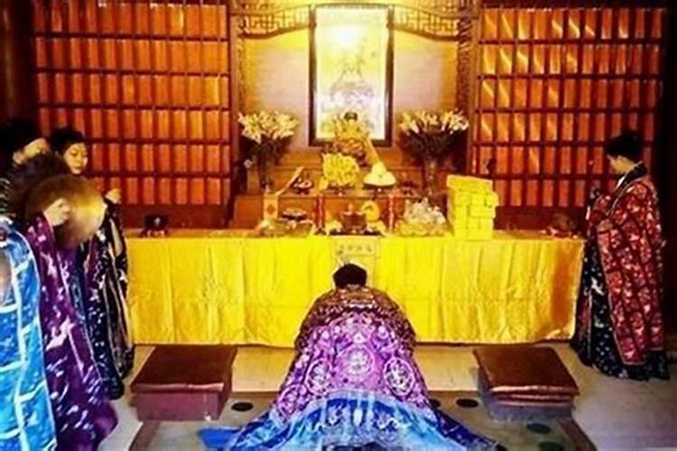 梦见女朋友和别的男人睡觉是什么意思,梦到自己跟别的男人睡在一起