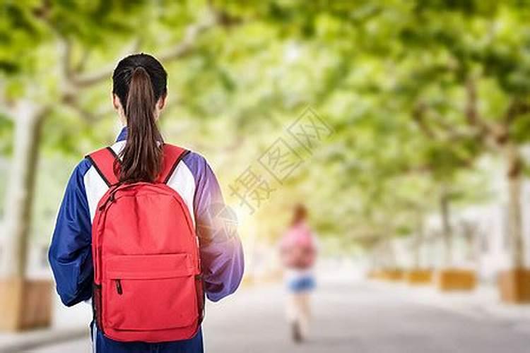 为什么我老是梦见我还在上初中,其实我内心是很怀念那时光的,在梦中为何...