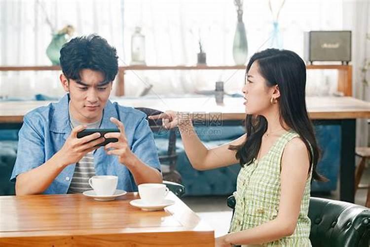 梦见女朋友与别的男人玩不理我的预兆
