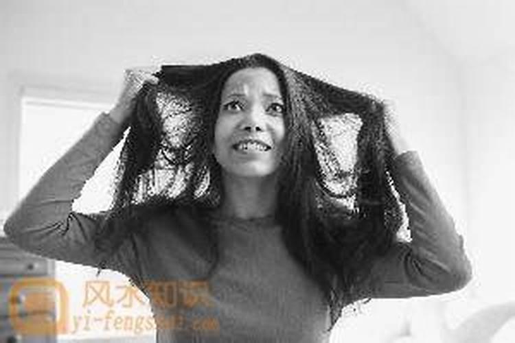 女人梦见掉头发预示什么