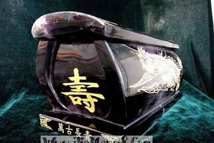 女人梦见二口棺材一起出殡