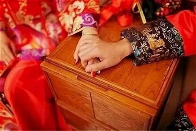 发八字和订婚是不是一样,就要订婚了,居然说八字不和