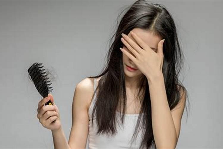 已婚女人梦见头发一抓一大把的掉