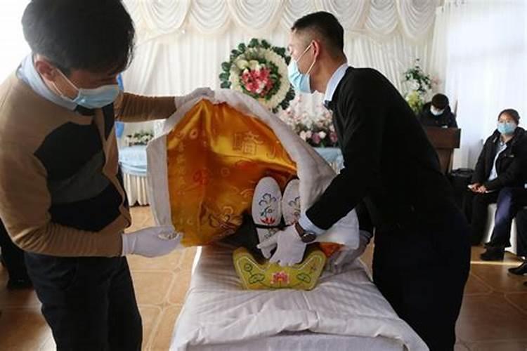 梦见给死人穿衣服是什么意思