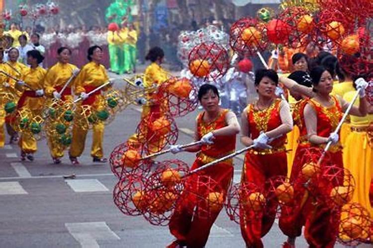 求描写中国各种传统节日场面的片段