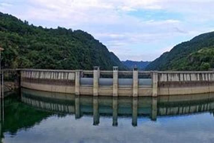 梦见大水漫路无法通过预示什么