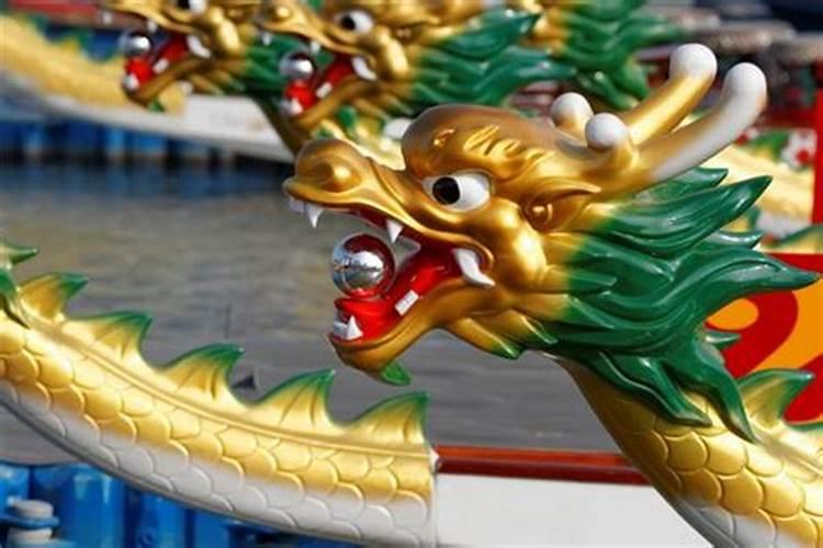 梦见地上有一条龙在爬行是什么意思？