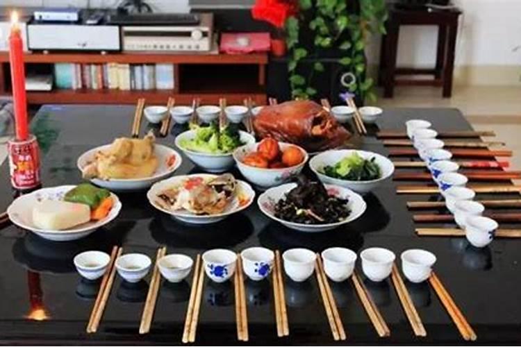梦到蛇吃肉是怎么回事,梦到蛇吃东西