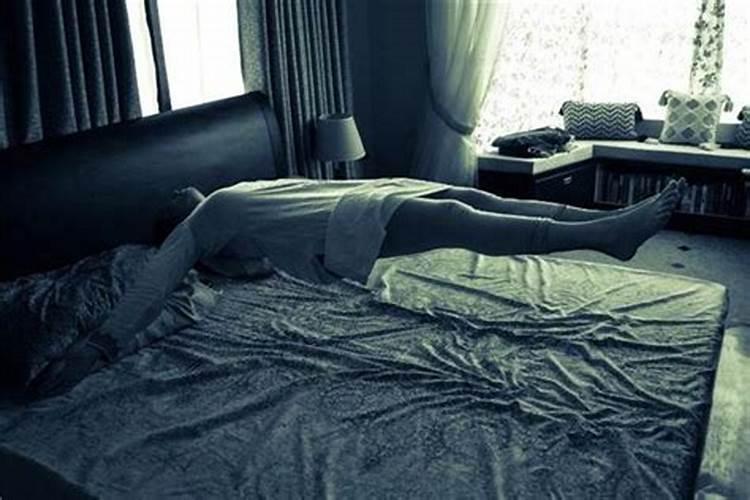梦见一个陌生女子在我床上裸睡的预兆