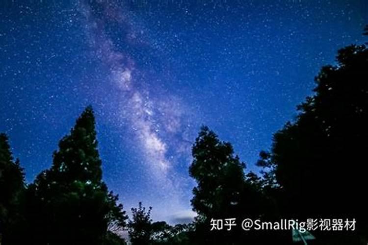 我梦到了星空!很震撼,天空上的星星都好亮,其中东北上空有两颗还是一颗...