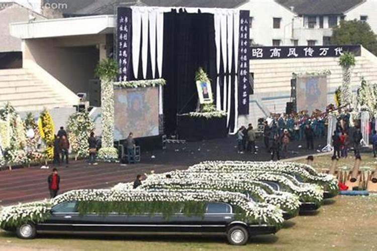梦见和母亲参加外公忌日