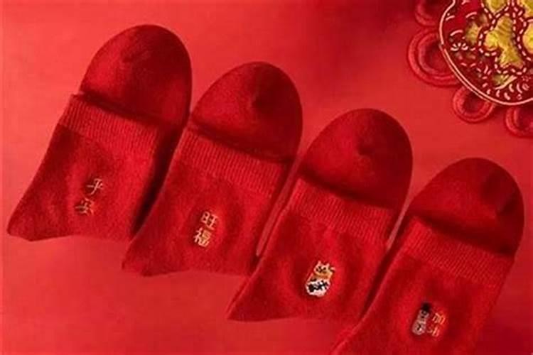 为什么本命年一定要穿红内裤红袜子呢？真是搞不懂...