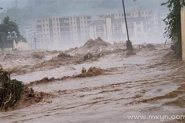 女人梦见下雨发洪水什么预兆