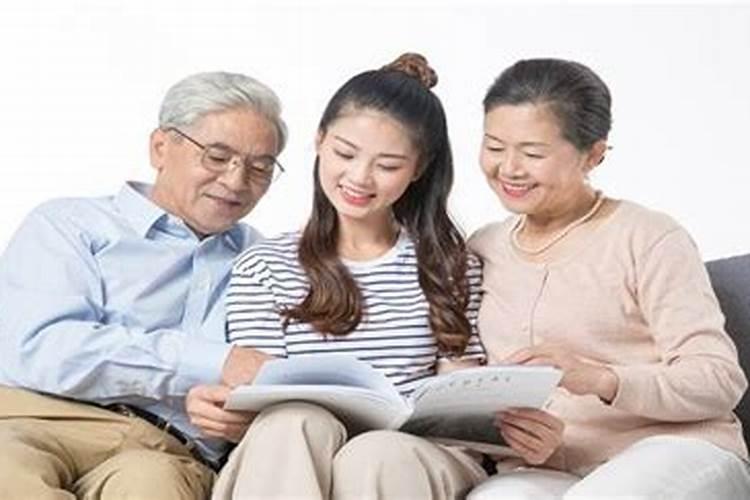 梦到死了的老人带小孩到家里是什么意思