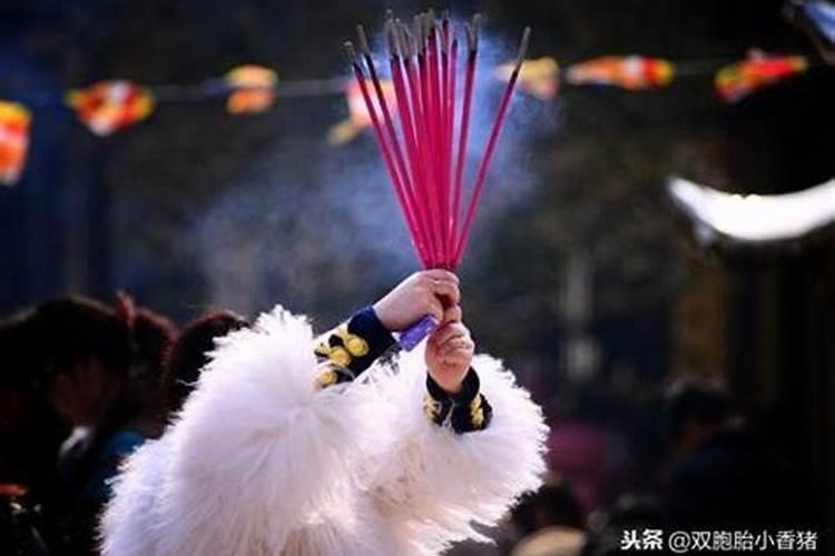 家里有个关公,我也不是太懂,每天都要上香还是到初一十五？