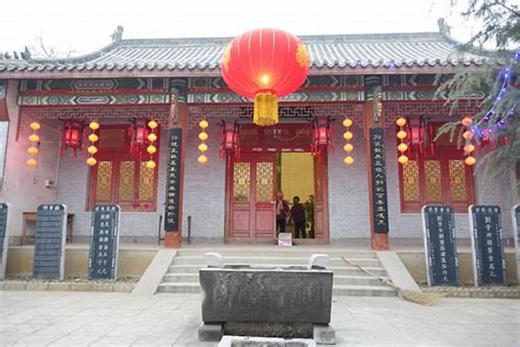 八月十五的月亮为什么又大又圆呢？