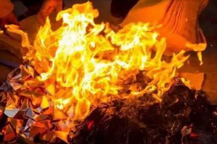 你对部分市民街头烧纸祭祀持什么态度？