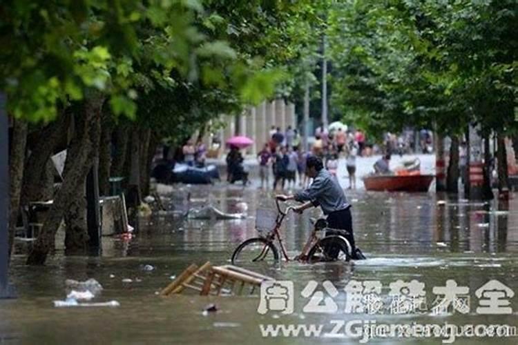 梦见发大洪水自己被淹的预兆