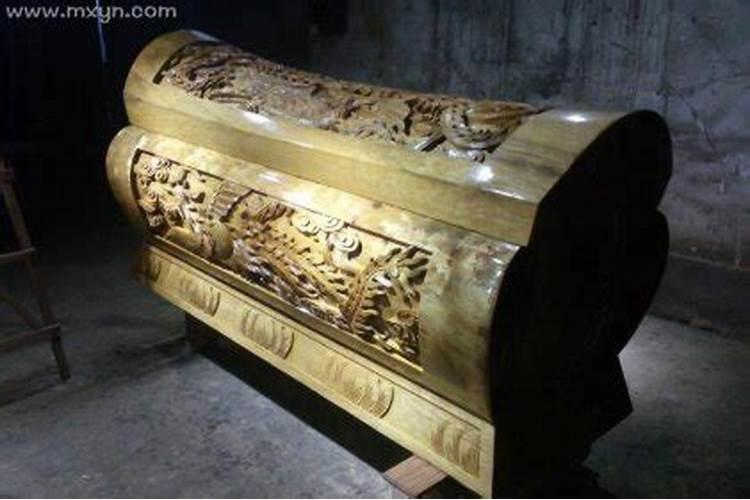梦见前夫死了棺材抬走了我和孩子追着哭