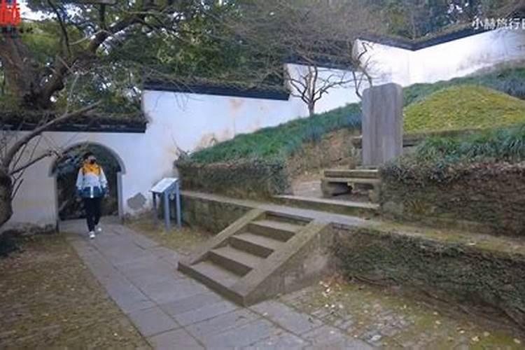 农村房屋正前立有坟墓,应该迁房还是迁坟？