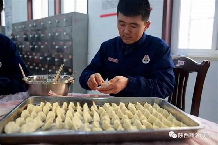 梦见老虎追我躲起来是什么意思