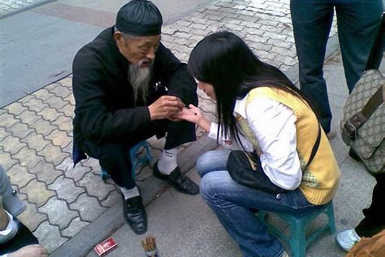 七月十五给爷爷上坟可以买啥东西烧给爷爷？