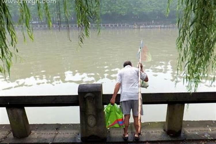 女人梦到房子漏雨什么预兆