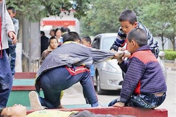 女人梦见自己儿子被别人欺负