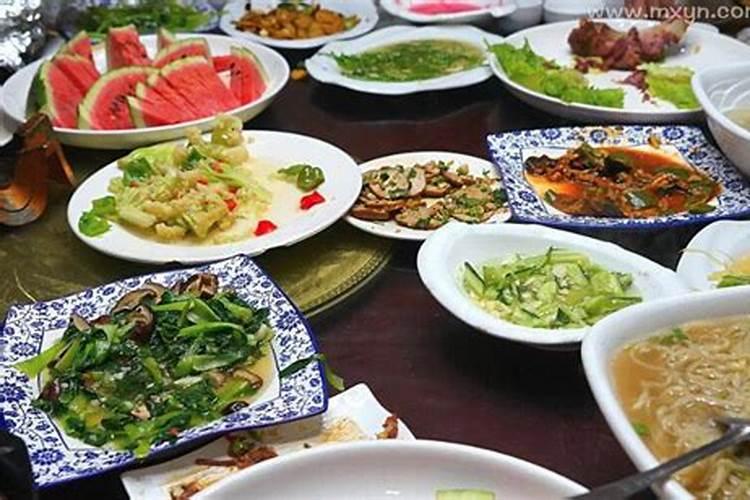 梦见朋友过生日请吃饭是什么意思？