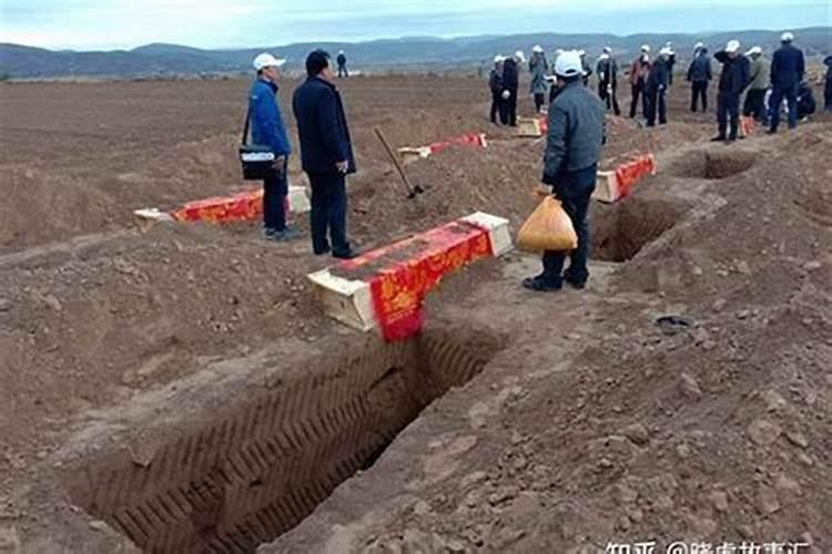 如何用八字看墓地风水？