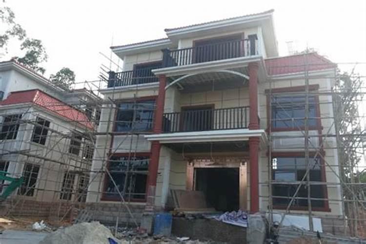 住宅前面,后面,东面都是大路,风水有利吗？