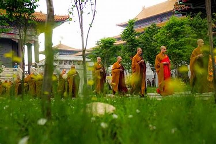 和尚每天干什么 有工资吗 是给他们发工资 他们用交房租吗