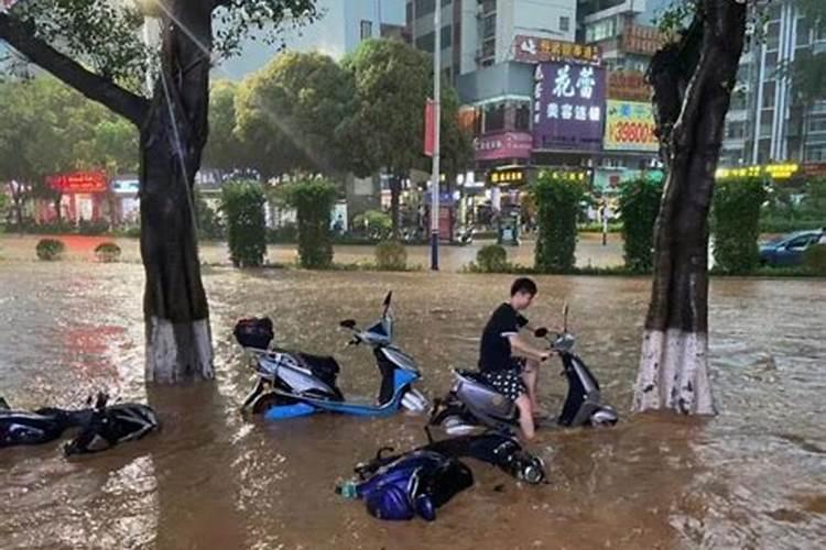 女人梦见自己被水淹是什么意思