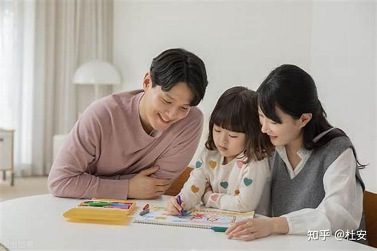 月柱为财星,与日柱合,妻子为童年之伴或有亲戚关系,是啥意思