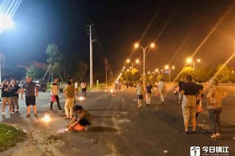 为什么中元节要十字路口烧纸祭祖？