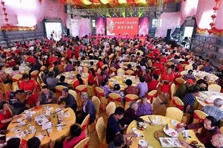 梦见很多人聚在一起吃饭