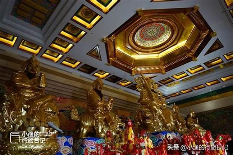 家供奉财神爷和灶王爷每月阴历什么时候拜神呢？
