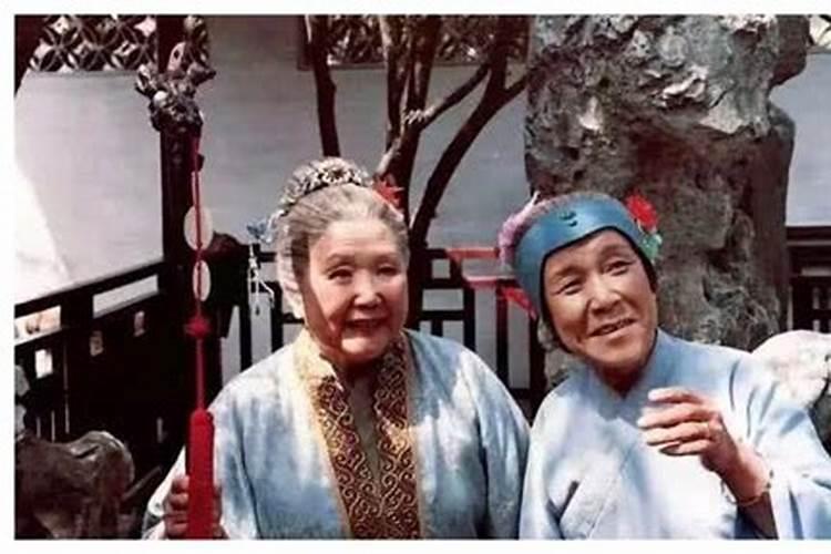 梦见姥姥给我钱还有饼干的预兆