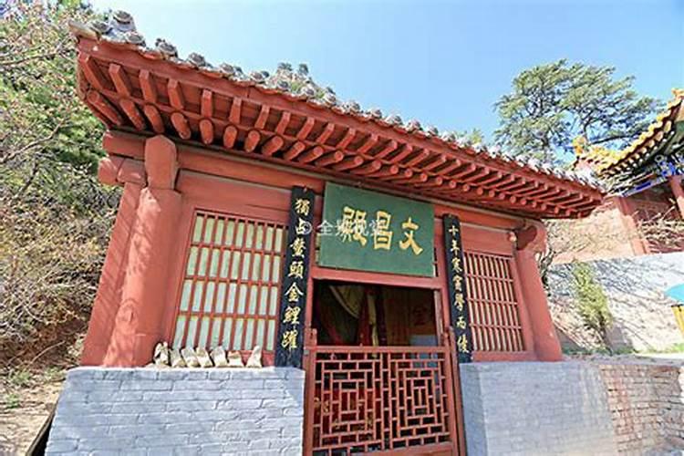 铜制文昌塔和泰山石放一起是否有冲突