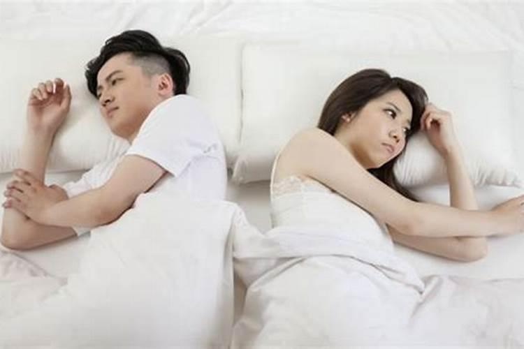 求解~~ 一个男人 和情人出去玩几天, 便跟老婆谎称: 自己去马来西亚开个...