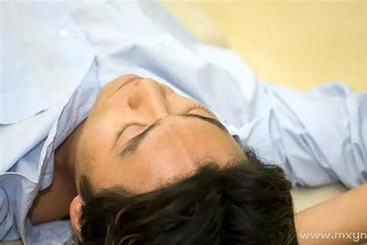梦见不认识的男人躺在床上的预兆