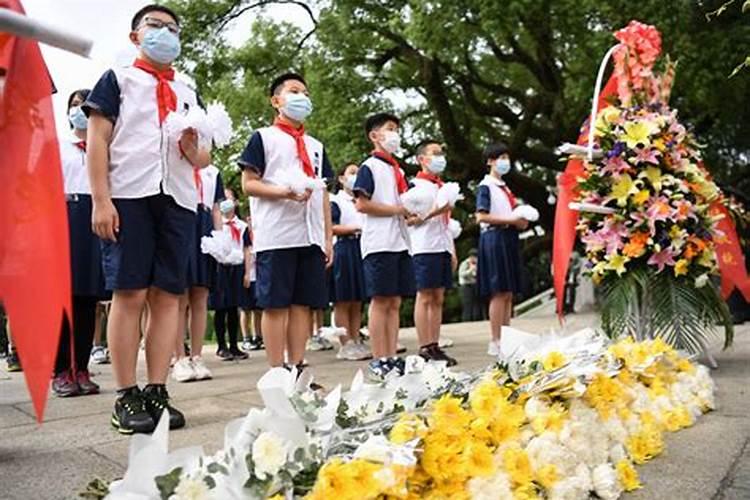 梦见海水涨潮,我拼命往岸上跑,好恐怖。。