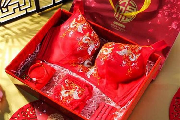 家供奉财神爷和灶王爷每月阴历什么时候拜神呢？