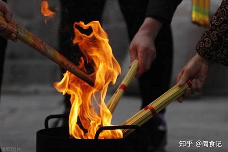 除夕这天为什么要给去世的人烧香烧纸