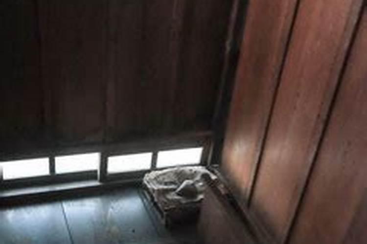 梦到老式蹲坑厕所