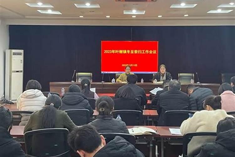 梦见卧室突然陷大坑好多人帮我填？