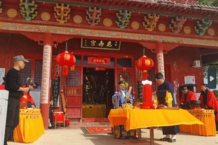 昆明抢劫人质中勇敢的女记者勇往直前,你认为她的做法有什么利弊？