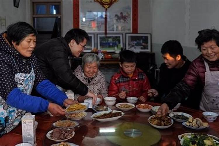 按照我国的传统习俗,年三十至初六这七天休息日都通常做什么？