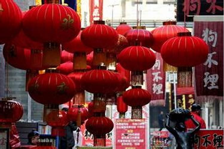 农历十二月二十二去寺庙给己故的人烧纸应几点烧？