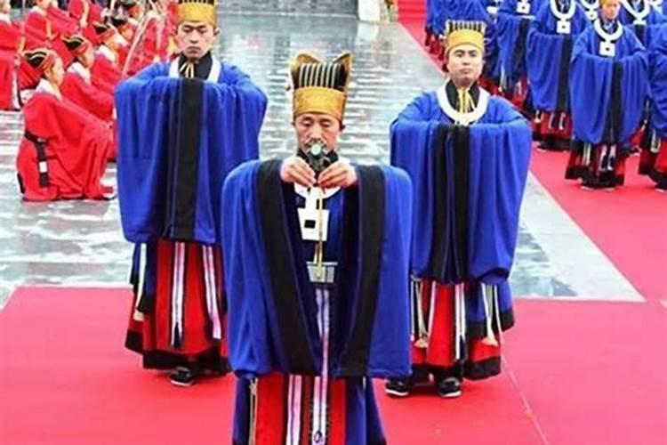 请教清明扫墓穿什么衣服和颜色的衣服？